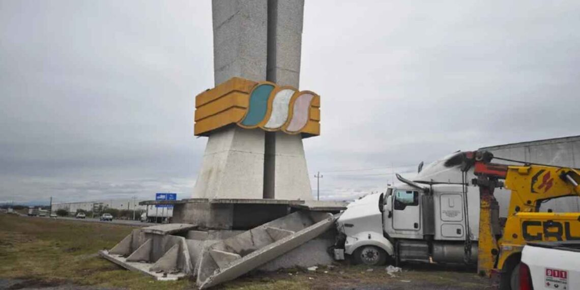 Tráiler se estrella contra la base de un monumento en la autopista Monterrey-Nuevo Laredo