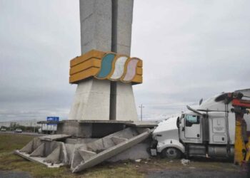 Tráiler se estrella contra la base de un monumento en la autopista Monterrey-Nuevo Laredo