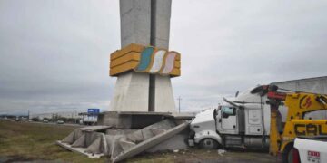 Tráiler se estrella contra la base de un monumento en la autopista Monterrey-Nuevo Laredo