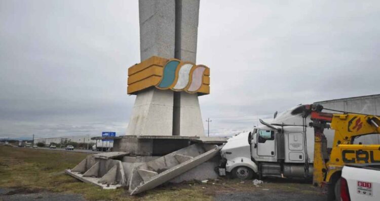Tráiler se estrella contra la base de un monumento en la autopista Monterrey-Nuevo Laredo