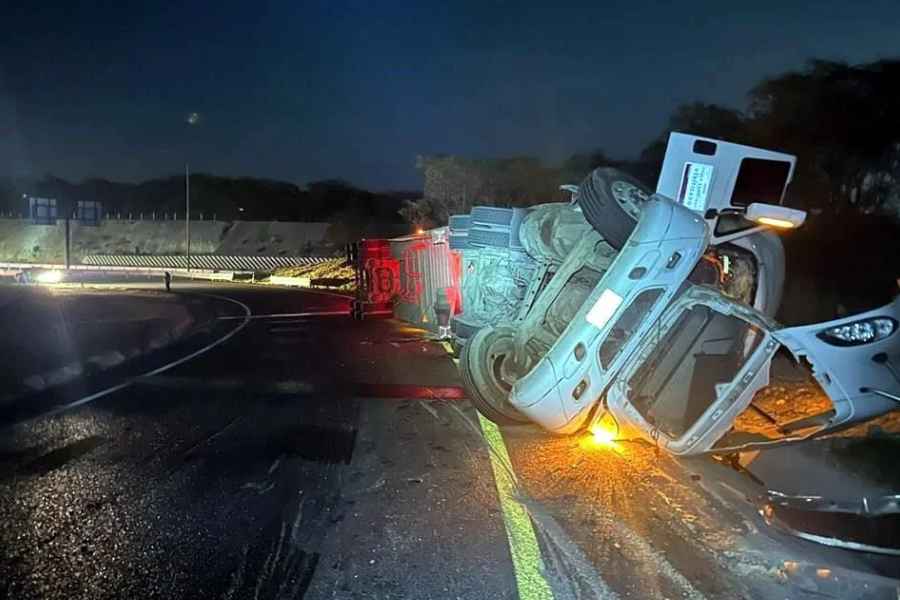 Tráiler que transportaba productos lácteos vuelca en la Carretera Monterrey-Reynosa; chofer resulta herido