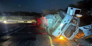 Tráiler que transportaba productos lácteos vuelca en la Carretera Monterrey-Reynosa; chofer resulta herido