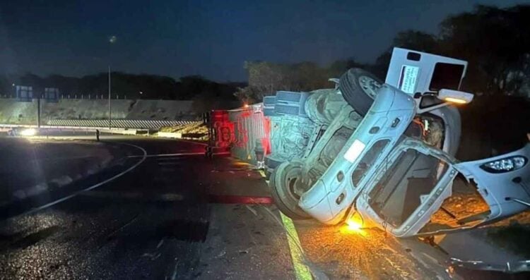 Tráiler que transportaba productos lácteos vuelca en la Carretera Monterrey-Reynosa; chofer resulta herido