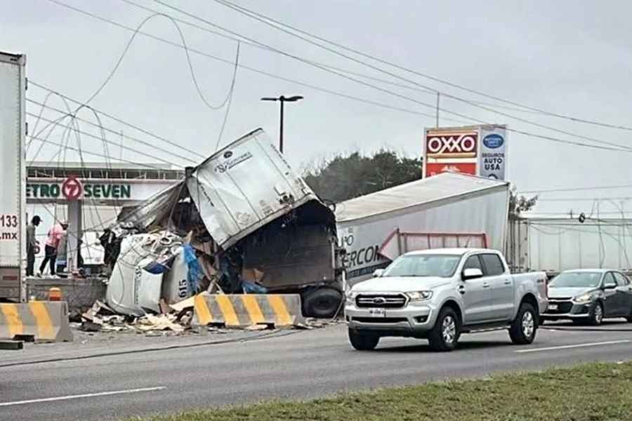 Trailero choca contra muros de contención, vuelca y derriba cableado en la Carretera a Laredo