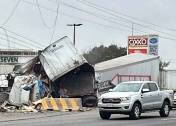 Trailero choca contra muros de contención, vuelca y derriba cableado en la Carretera a Laredo