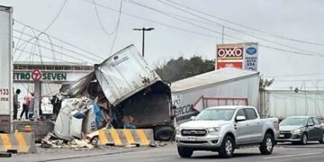 Trailero choca contra muros de contención, vuelca y derriba cableado en la Carretera a Laredo