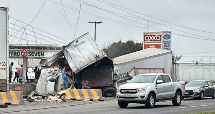 Trailero choca contra muros de contención, vuelca y derriba cableado en la Carretera a Laredo