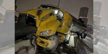 Trailero pierde el control de su unidad y choca contra un muro en Monterrey, Nuevo León