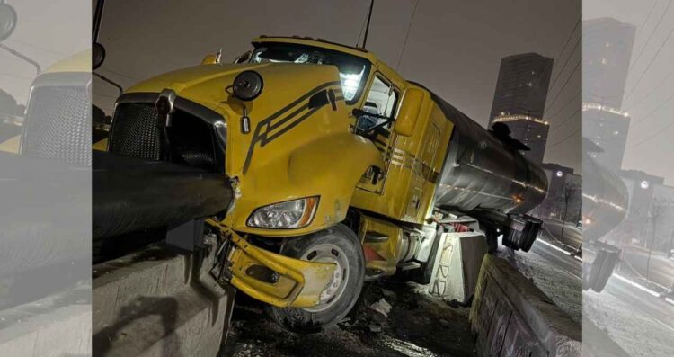 Trailero pierde el control de su unidad y choca contra un muro en Monterrey, Nuevo León