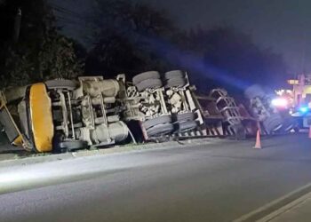 Trailero termina volcado al perder el control en Apodaca