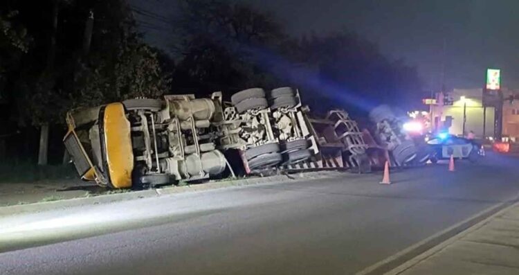 Trailero termina volcado al perder el control en Apodaca