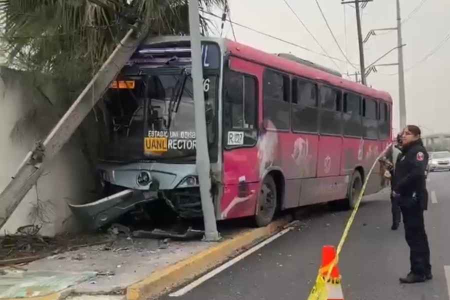 Transporte público derrapa y choca contra un poste en San Pedro, NL; resultan 8 lesionados