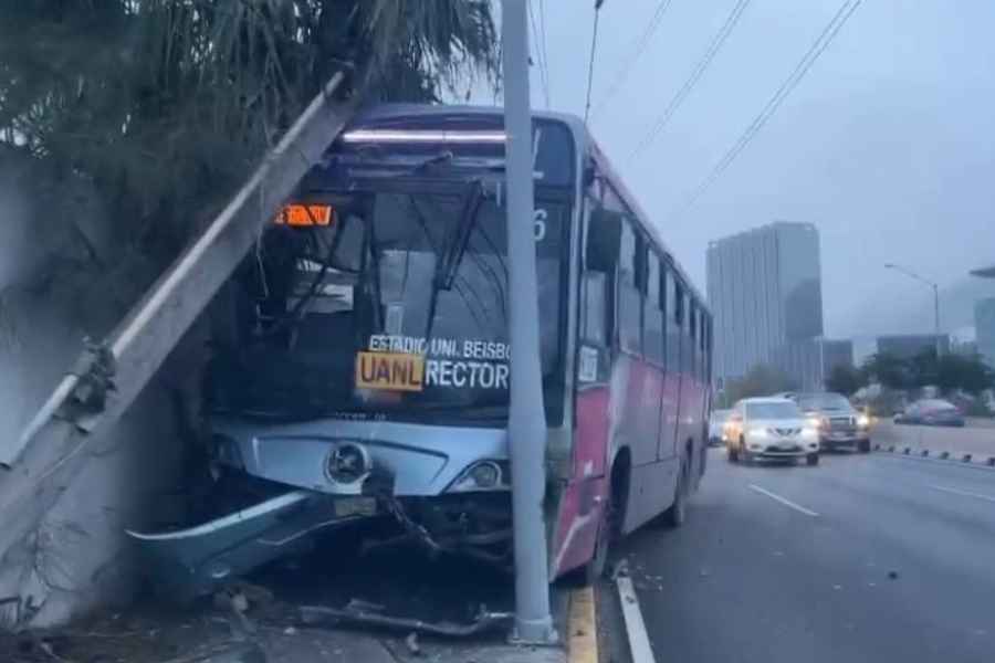 Transporte público derrapa y choca contra un poste en San Pedro, NL; resultan 8 lesionados