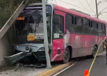Transporte público derrapa y choca contra un poste en San Pedro, NL; resultan 8 lesionados