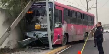 Transporte público derrapa y choca contra un poste en San Pedro, NL; resultan 8 lesionados