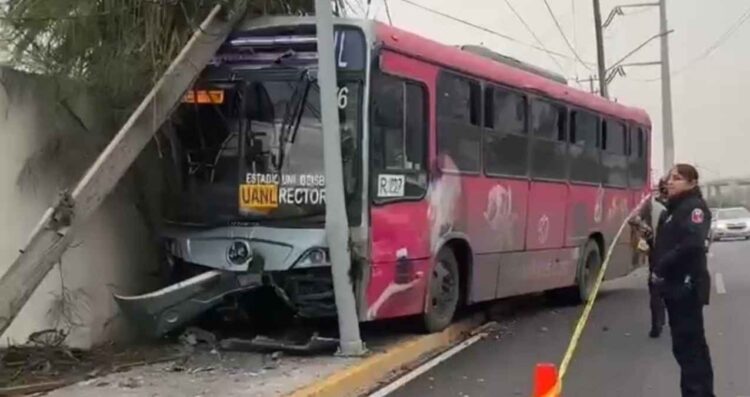 Transporte público derrapa y choca contra un poste en San Pedro, NL; resultan 8 lesionados