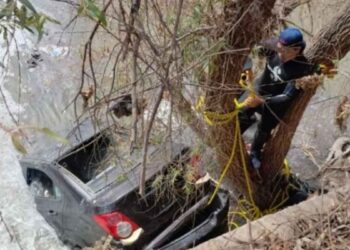 Tres fallecidos tras caída de vehículo en arroyo en Pabellón de Arteaga, Aguascalientes