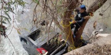 Tres fallecidos tras caída de vehículo en arroyo en Pabellón de Arteaga, Aguascalientes