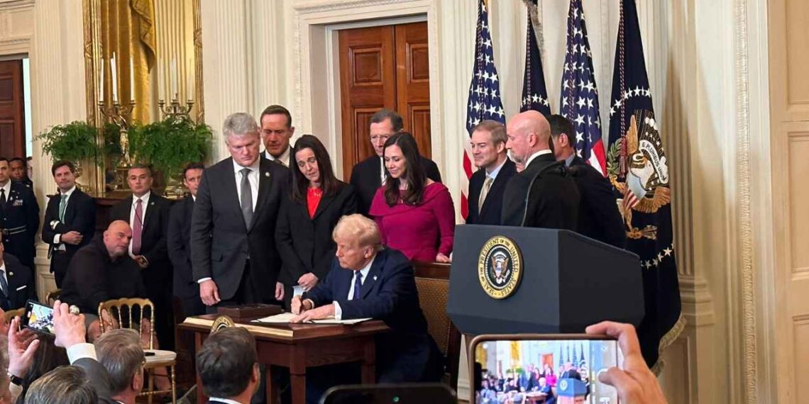 Trump firma ley antimigrante inspirada por caso de Laken Riley