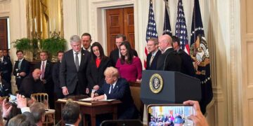 Trump firma ley antimigrante inspirada por caso de Laken Riley