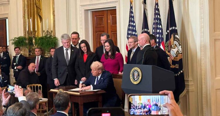 Trump firma ley antimigrante inspirada por caso de Laken Riley