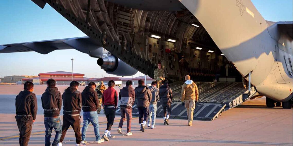 Utiliza aviones militares para deportaciones masivas de migrantes en EU