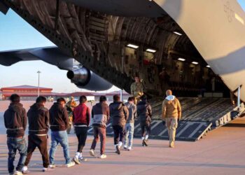 Utiliza aviones militares para deportaciones masivas de migrantes en EU