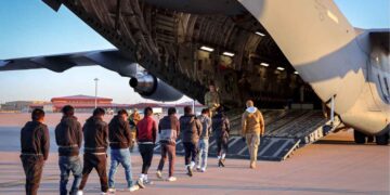 Utiliza aviones militares para deportaciones masivas de migrantes en EU