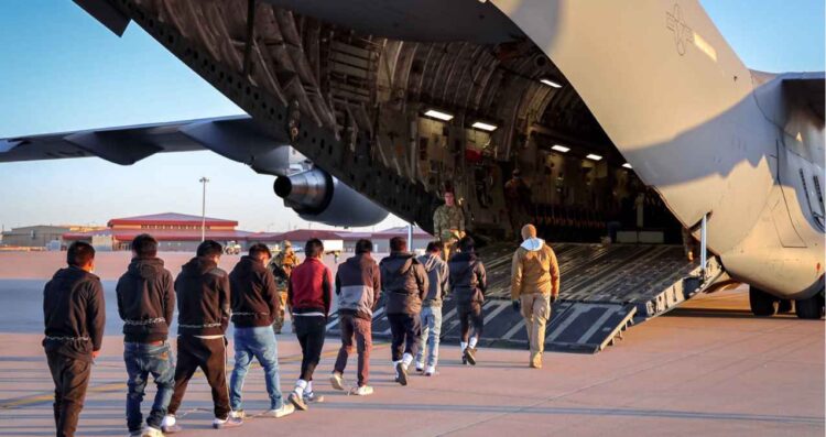Utiliza aviones militares para deportaciones masivas de migrantes en EU