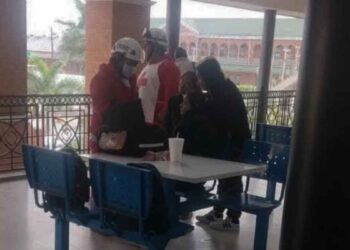 Ventanal cae en el Mercado de Tampico y deja a una mujer lesionada