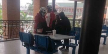 Ventanal cae en el Mercado de Tampico y deja a una mujer lesionada