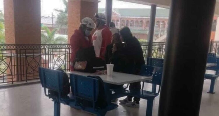 Ventanal cae en el Mercado de Tampico y deja a una mujer lesionada