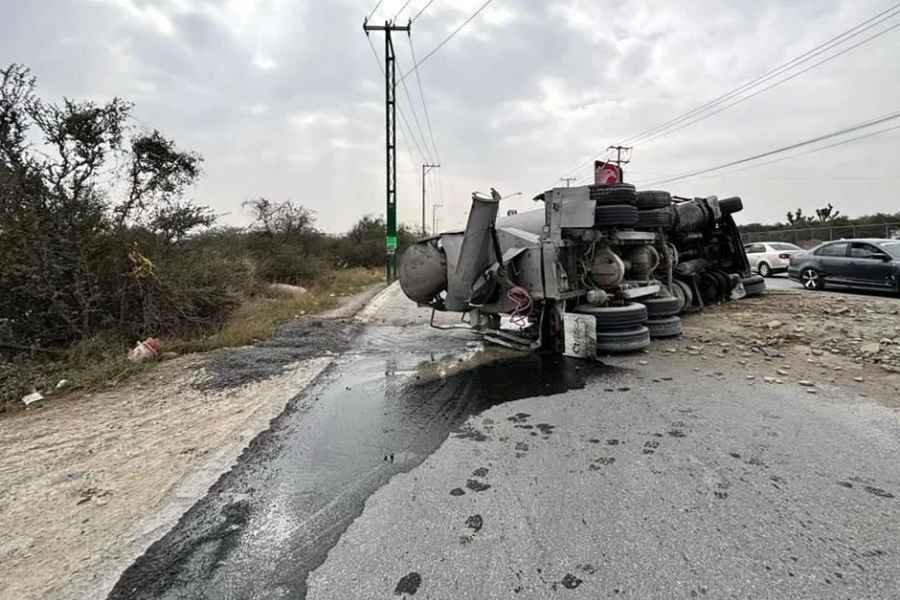 Volcadura de camión revolvedora deja al conductor herido en Juárez, Nuevo León
