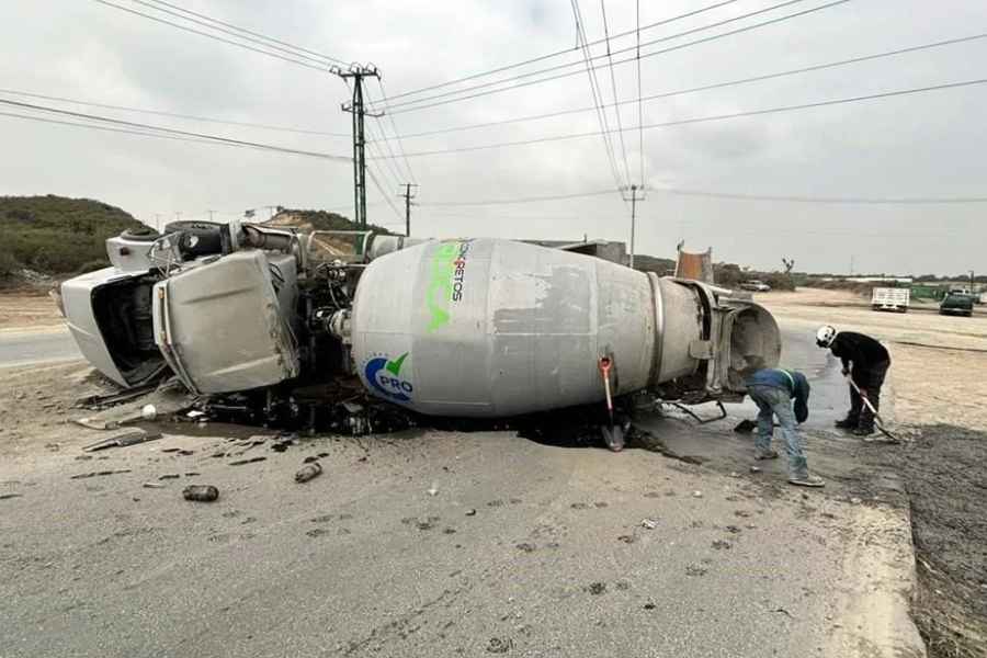 Volcadura de camión revolvedora deja al conductor herido en Juárez, Nuevo León