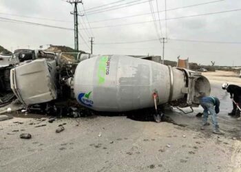 Volcadura de camión revolvedora deja al conductor herido en Juárez, Nuevo León