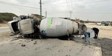 Volcadura de camión revolvedora deja al conductor herido en Juárez, Nuevo León