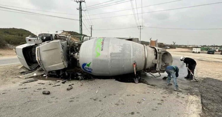 Volcadura de camión revolvedora deja al conductor herido en Juárez, Nuevo León