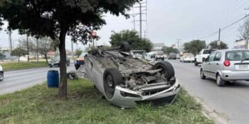Volcadura en la avenida Eloy Cavazos deja lesionados en Guadalupe, Nuevo León