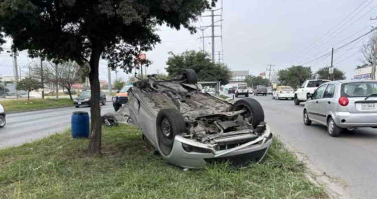 Volcadura en la avenida Eloy Cavazos deja lesionados en Guadalupe, Nuevo León