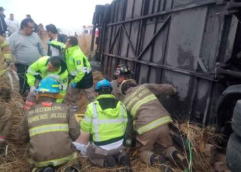 Vuelca autobús de pasajeros en libramiento de Lagos de Moreno, Jalisco; reportan 1 muerto y varios heridos