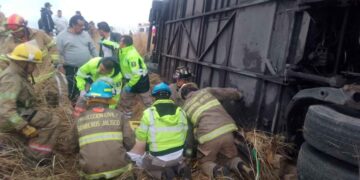 Vuelca autobús de pasajeros en libramiento de Lagos de Moreno, Jalisco; reportan 1 muerto y varios heridos