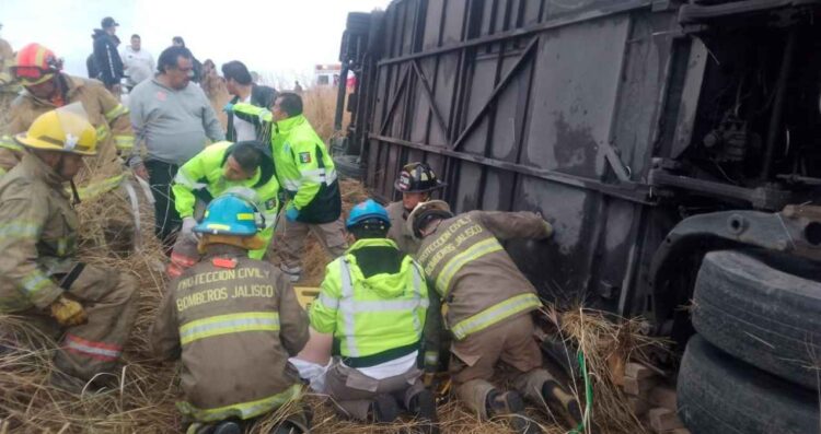 Vuelca autobús de pasajeros en libramiento de Lagos de Moreno, Jalisco; reportan 1 muerto y varios heridos