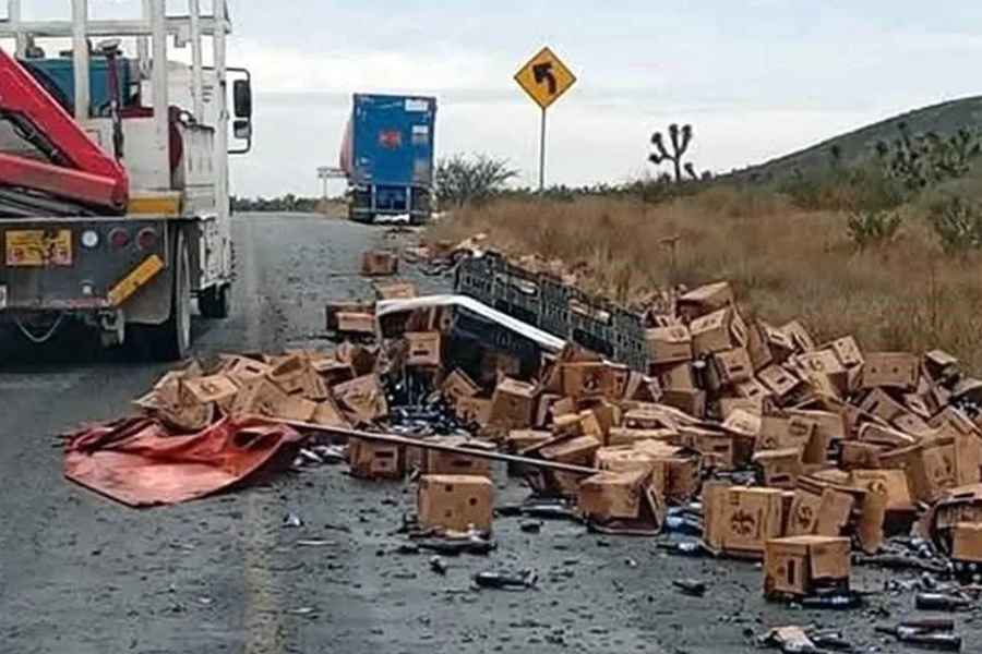 Vuelca tráiler con cartones de cerveza en la Carretera a Colombia en Salinas Victoria, NL
