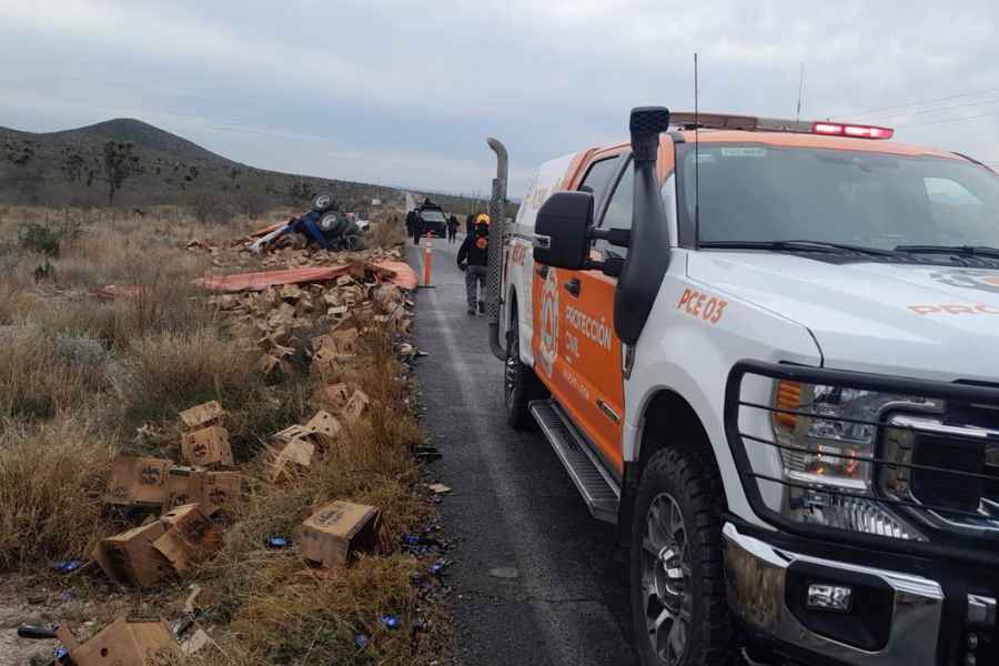 Vuelca tráiler con cartones de cerveza en la Carretera a Colombia en Salinas Victoria, NL