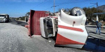 Vuelca trailero con su unidad en Abasolo, Nuevo León