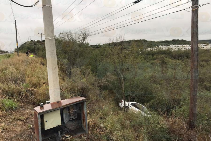 auto cae en barranco en Victoria