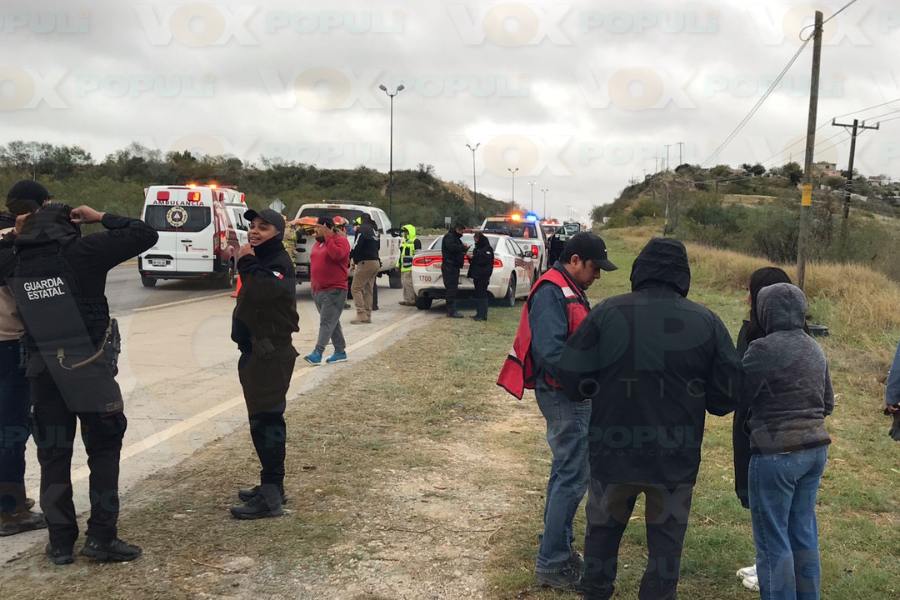 auto cae en barranco en Victoria