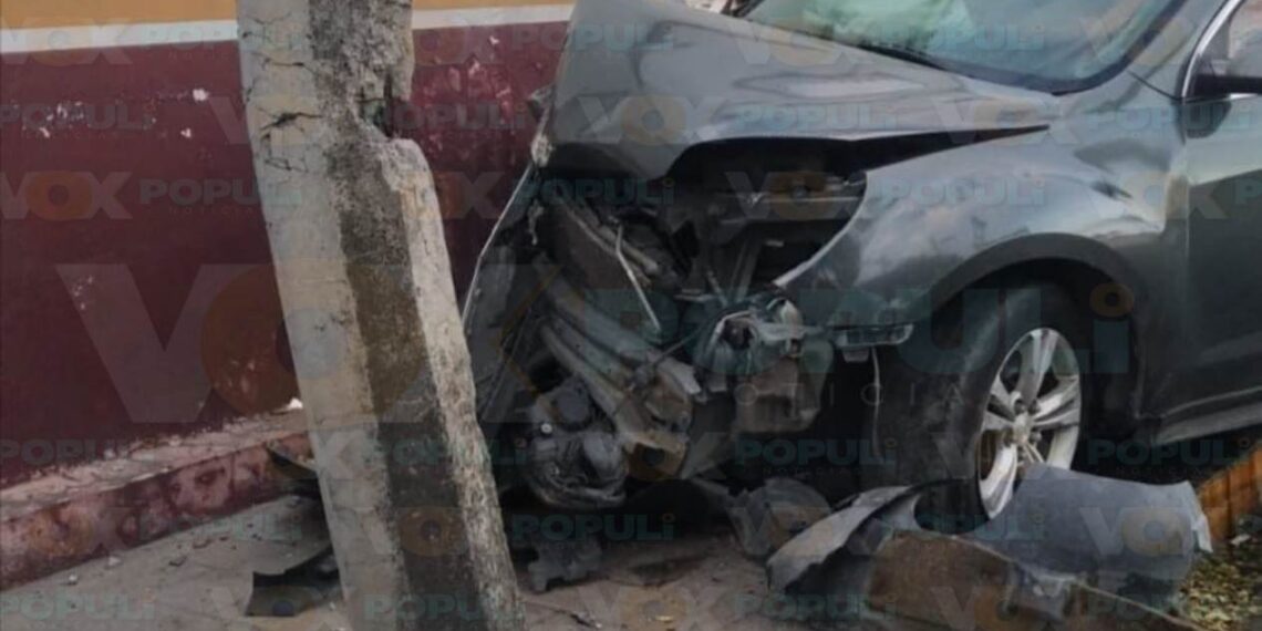 Conductor pierde control y choca contra poste de CFE y barda de Pemex en Ciudad Madero, Tamaulipas