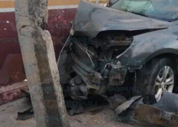 Conductor pierde control y choca contra poste de CFE y barda de Pemex en Ciudad Madero, Tamaulipas