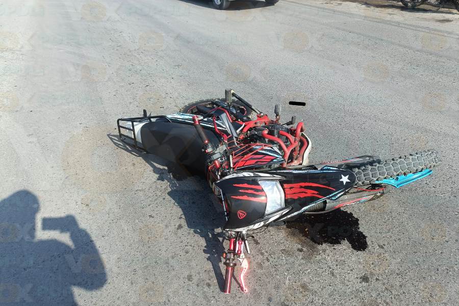 choque entre automóvil y motocicleta en Victoria